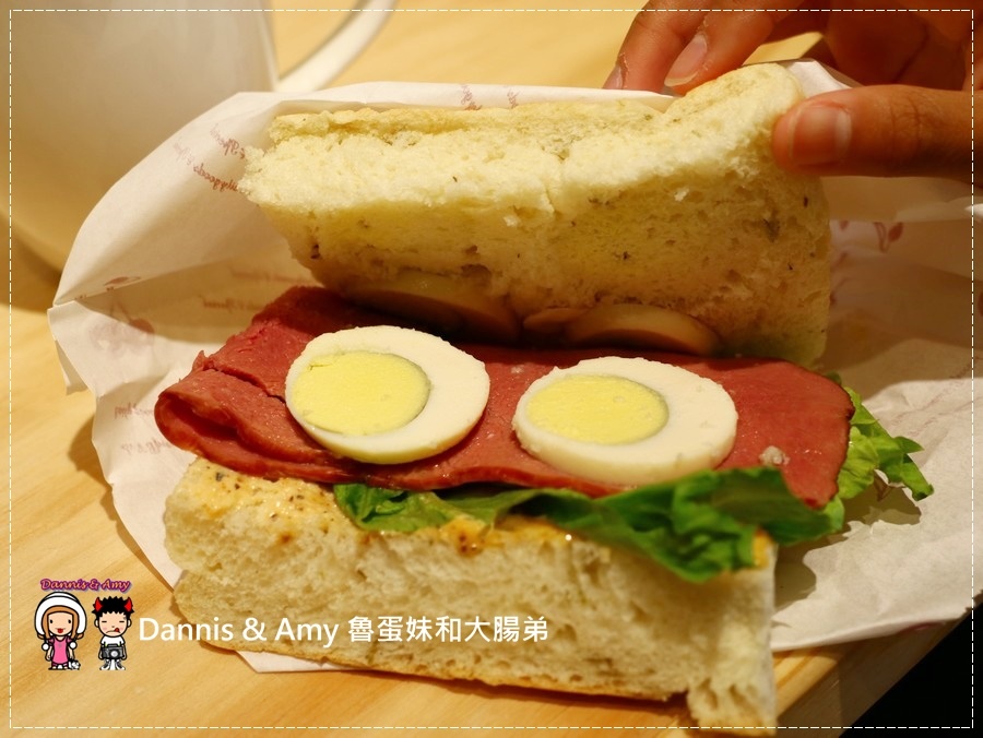 20170621《新竹平價外帶咖啡店》聚咖啡Together Coffee 。咖啡飲料。雙倍濃縮夏威夷拿鐵。菲卡夏三明治~|新竹巨城附近可內用~價格。營業時間分享(影片) (17).jpg