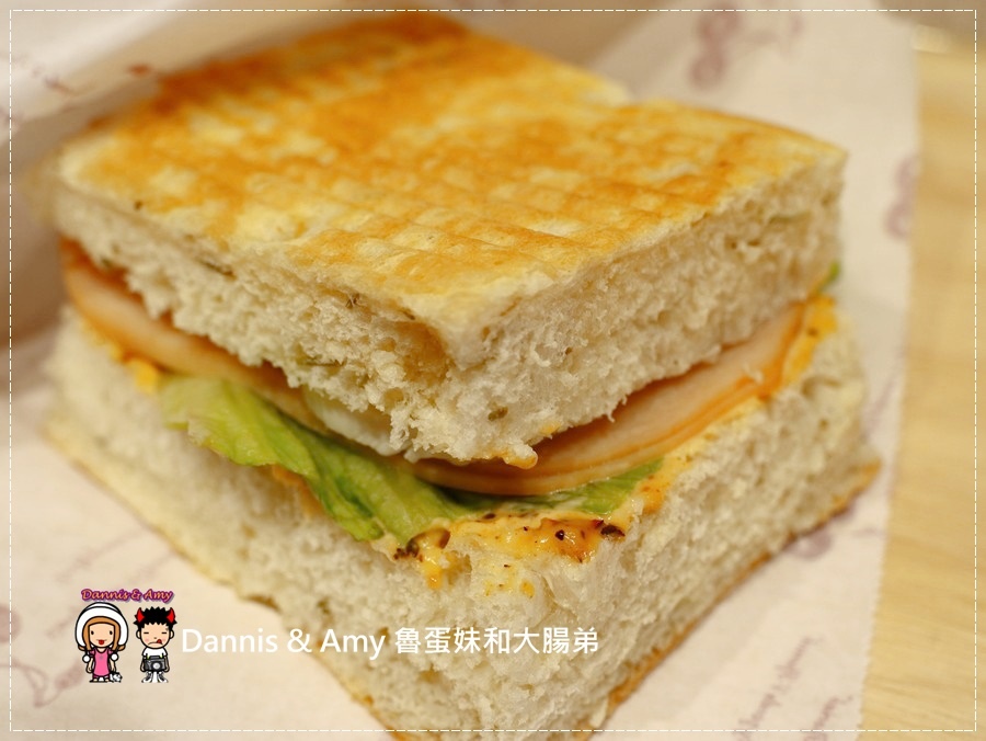 20170621《新竹平價外帶咖啡店》聚咖啡Together Coffee 。咖啡飲料。雙倍濃縮夏威夷拿鐵。菲卡夏三明治~|新竹巨城附近可內用~價格。營業時間分享(影片) (21).jpg