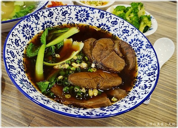 老阿太麵館：台中西區』老阿太麵館║科博館川菜美食，牛肉麵VS肉排麵，滿足各方老饕，記憶中的樸實味道