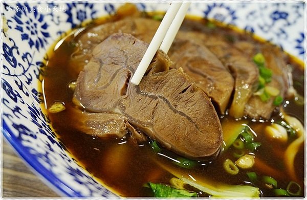 老阿太麵館：台中西區』老阿太麵館║科博館川菜美食，牛肉麵VS肉排麵，滿足各方老饕，記憶中的樸實味道