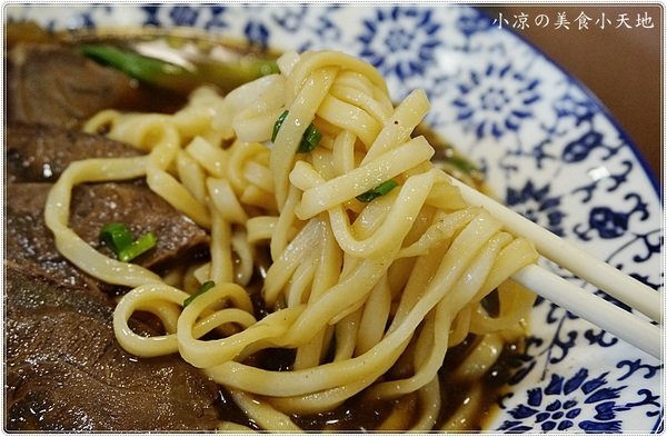 老阿太麵館：台中西區』老阿太麵館║科博館川菜美食，牛肉麵VS肉排麵，滿足各方老饕，記憶中的樸實味道