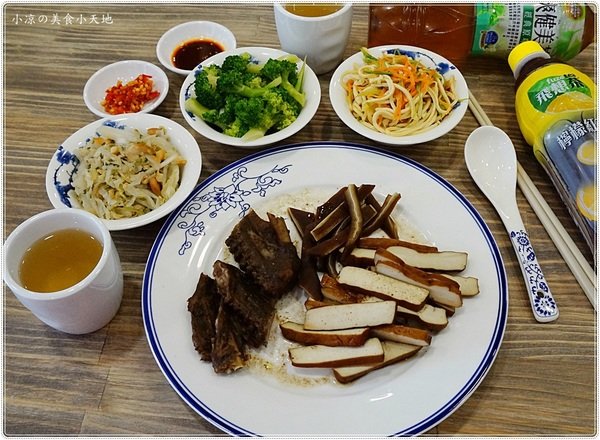 老阿太麵館：台中西區』老阿太麵館║科博館川菜美食，牛肉麵VS肉排麵，滿足各方老饕，記憶中的樸實味道