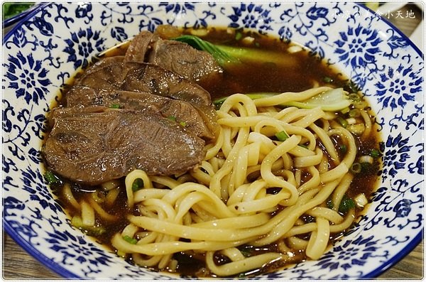 老阿太麵館：台中西區』老阿太麵館║科博館川菜美食，牛肉麵VS肉排麵，滿足各方老饕，記憶中的樸實味道
