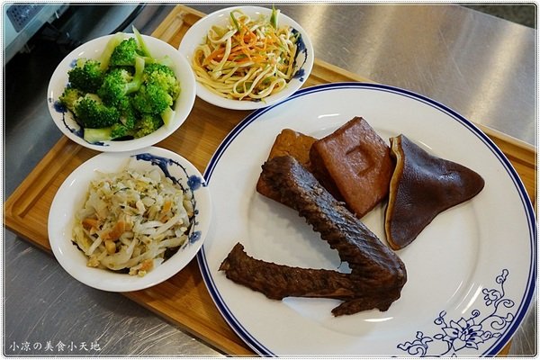 老阿太麵館：台中西區』老阿太麵館║科博館川菜美食，牛肉麵VS肉排麵，滿足各方老饕，記憶中的樸實味道