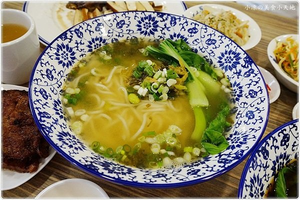 老阿太麵館：台中西區』老阿太麵館║科博館川菜美食，牛肉麵VS肉排麵，滿足各方老饕，記憶中的樸實味道