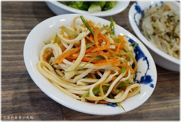 老阿太麵館：台中西區』老阿太麵館║科博館川菜美食，牛肉麵VS肉排麵，滿足各方老饕，記憶中的樸實味道