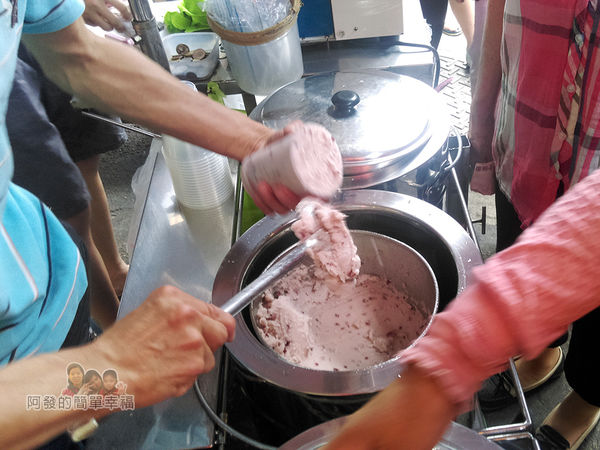 百寧芋仔冰店03-快手一杯杯勺不停