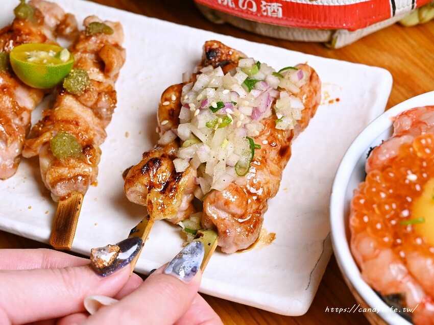 小麥所|台中厲害深夜食堂,超浮誇生食丼飯,生魚片也超厚切,當月壽星還有酒樽爽敲優惠價~