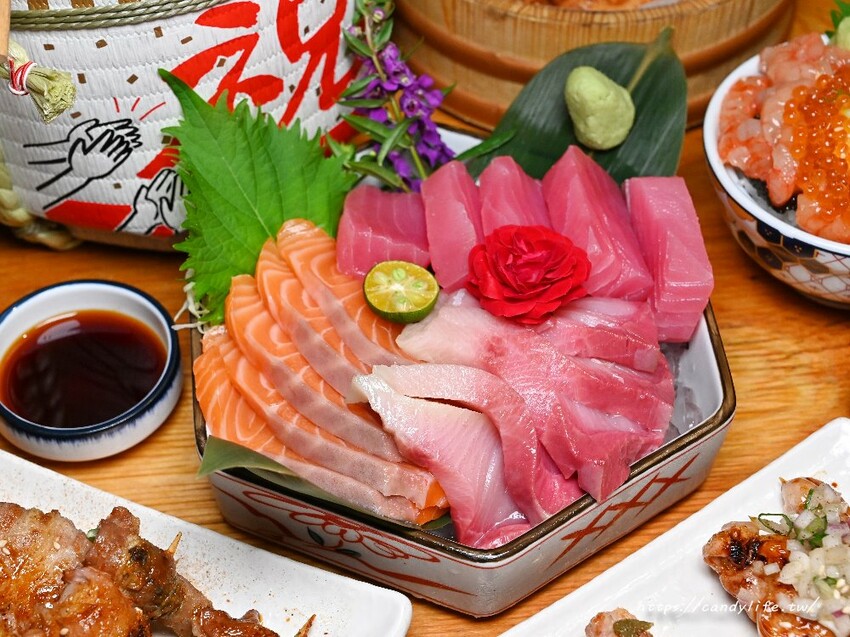 小麥所|台中厲害深夜食堂,超浮誇生食丼飯,生魚片也超厚切,當月壽星還有酒樽爽敲優惠價~