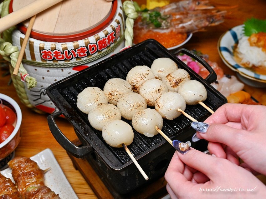 小麥所|台中厲害深夜食堂,超浮誇生食丼飯,生魚片也超厚切,當月壽星還有酒樽爽敲優惠價~