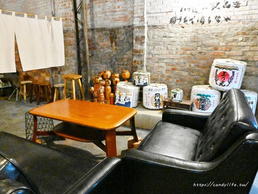 小麥所|台中厲害深夜食堂,超浮誇生食丼飯,生魚片也超厚切,當月壽星還有酒樽爽敲優惠價~