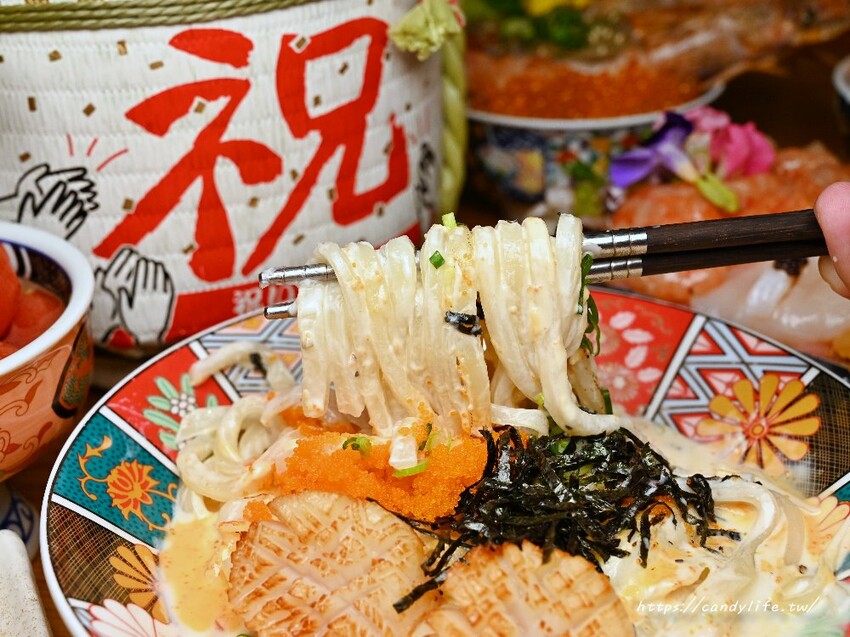 小麥所|台中厲害深夜食堂,超浮誇生食丼飯,生魚片也超厚切,當月壽星還有酒樽爽敲優惠價~