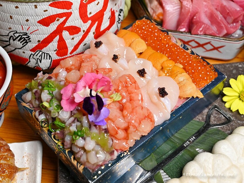 小麥所|台中厲害深夜食堂,超浮誇生食丼飯,生魚片也超厚切,當月壽星還有酒樽爽敲優惠價~