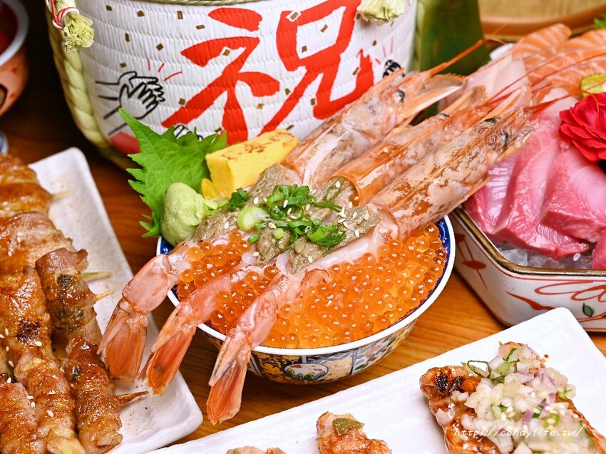 小麥所|台中厲害深夜食堂,超浮誇生食丼飯,生魚片也超厚切,當月壽星還有酒樽爽敲優惠價~