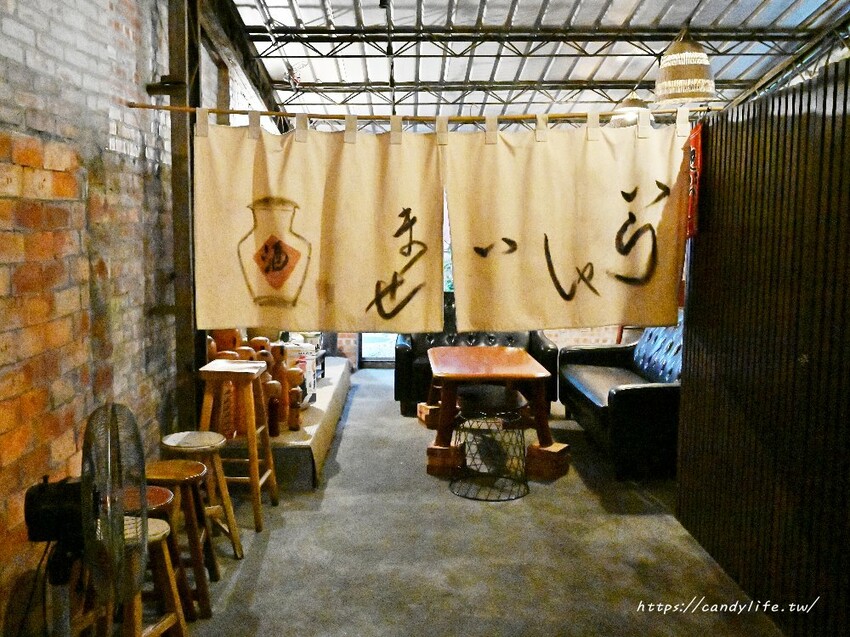 小麥所|台中厲害深夜食堂,超浮誇生食丼飯,生魚片也超厚切,當月壽星還有酒樽爽敲優惠價~