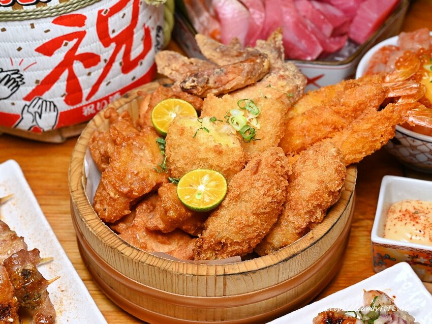 小麥所|台中厲害深夜食堂,超浮誇生食丼飯,生魚片也超厚切,當月壽星還有酒樽爽敲優惠價~