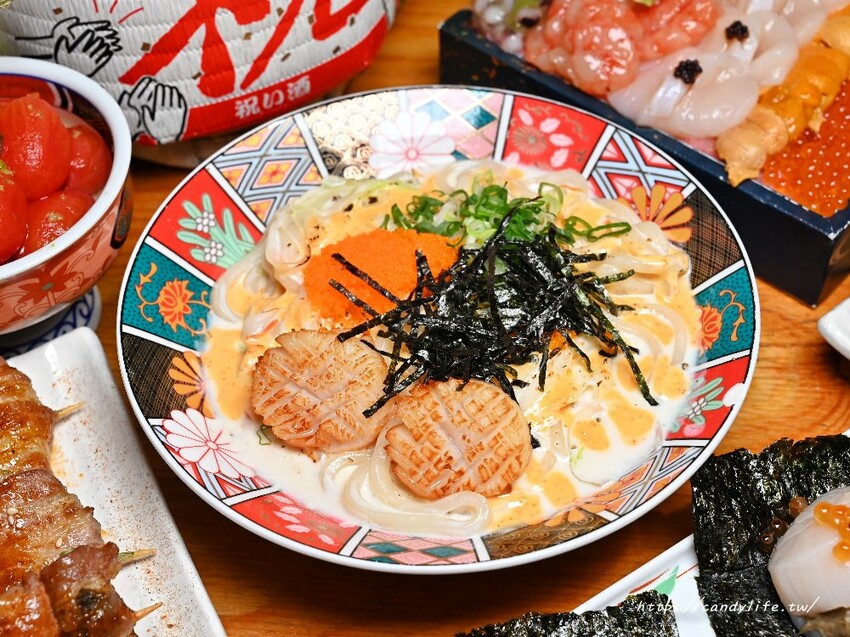 小麥所|台中厲害深夜食堂,超浮誇生食丼飯,生魚片也超厚切,當月壽星還有酒樽爽敲優惠價~