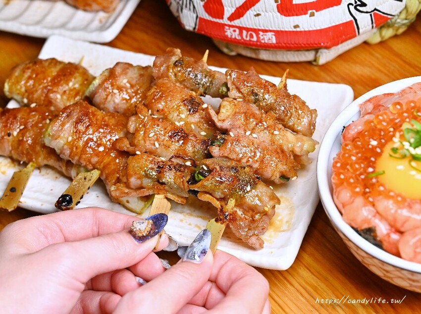 小麥所|台中厲害深夜食堂,超浮誇生食丼飯,生魚片也超厚切,當月壽星還有酒樽爽敲優惠價~