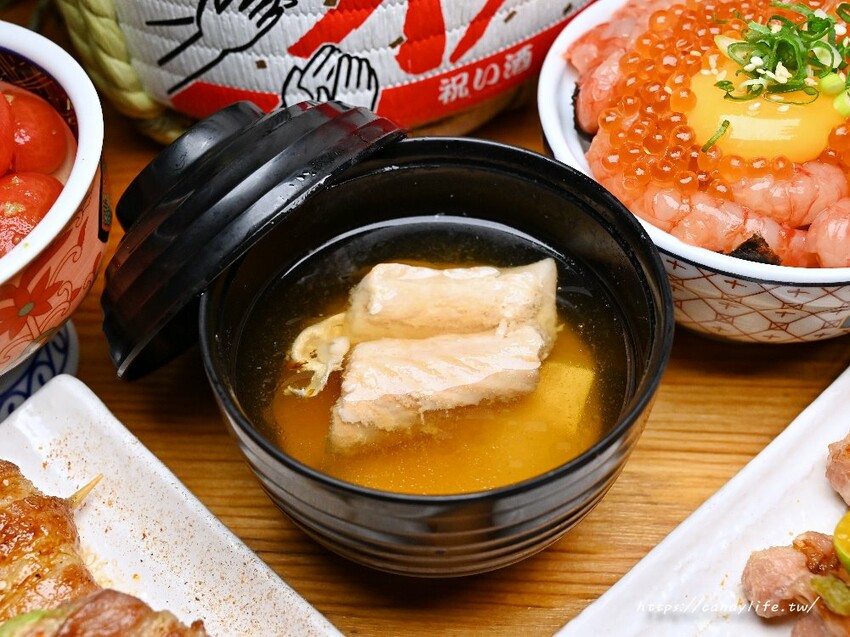 小麥所|台中厲害深夜食堂,超浮誇生食丼飯,生魚片也超厚切,當月壽星還有酒樽爽敲優惠價~