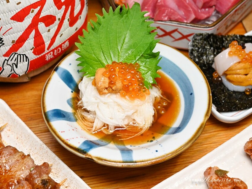 小麥所|台中厲害深夜食堂,超浮誇生食丼飯,生魚片也超厚切,當月壽星還有酒樽爽敲優惠價~