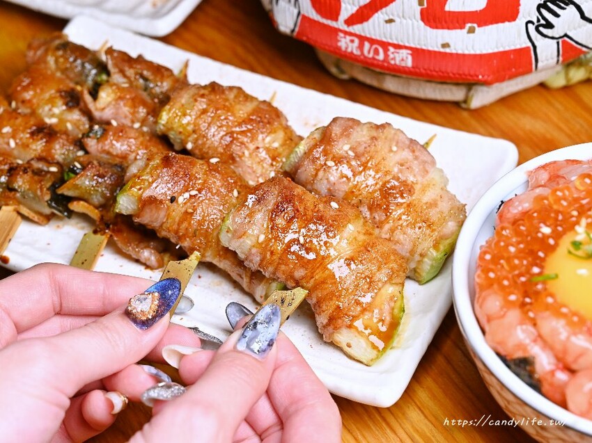 小麥所|台中厲害深夜食堂,超浮誇生食丼飯,生魚片也超厚切,當月壽星還有酒樽爽敲優惠價~