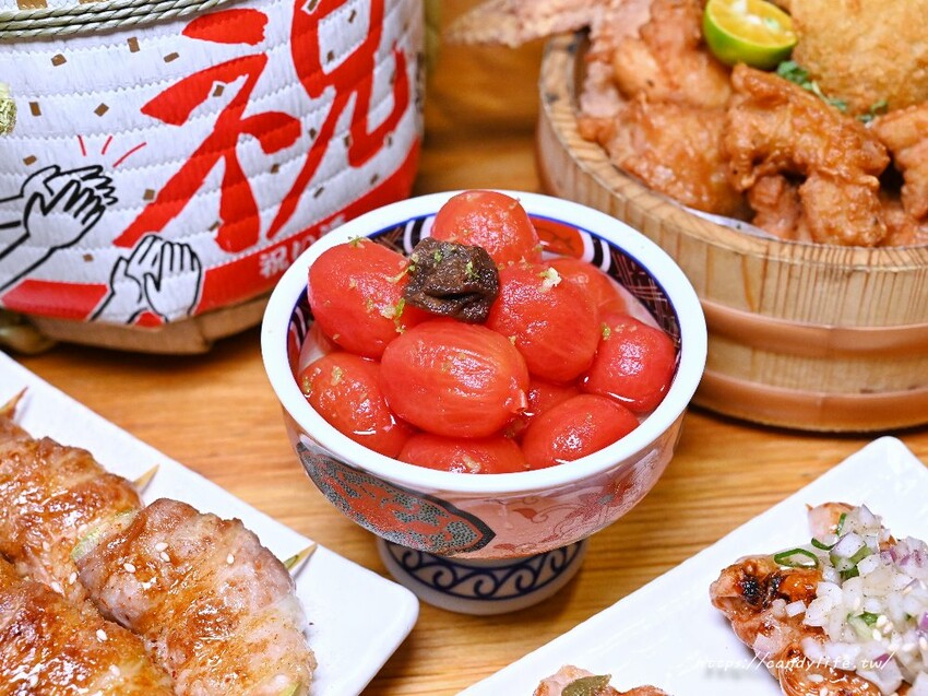 小麥所|台中厲害深夜食堂,超浮誇生食丼飯,生魚片也超厚切,當月壽星還有酒樽爽敲優惠價~