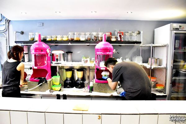 【台中。美食】 北區 / 芙露愛思 F.lu ICE，黃綠紅三色繽紛雪花冰，粉色系的工業風格，少女拍照夢幻系列，IG熱門打卡景點