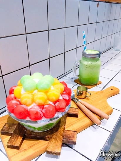 【台中。美食】 北區 / 芙露愛思 F.lu ICE，黃綠紅三色繽紛雪花冰，粉色系的工業風格，少女拍照夢幻系列，IG熱門打卡景點