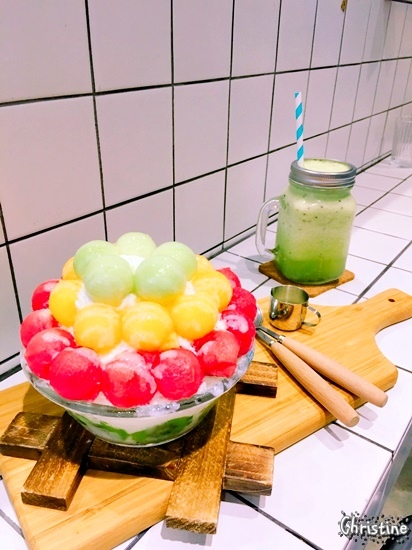 【台中。美食】 北區 / 芙露愛思 F.lu ICE，黃綠紅三色繽紛雪花冰，粉色系的工業風格，少女拍照夢幻系列，IG熱門打卡景點