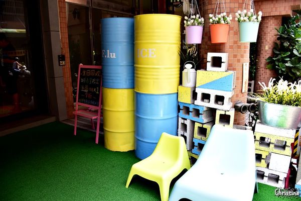 【台中。美食】 北區 / 芙露愛思 F.lu ICE，黃綠紅三色繽紛雪花冰，粉色系的工業風格，少女拍照夢幻系列，IG熱門打卡景點