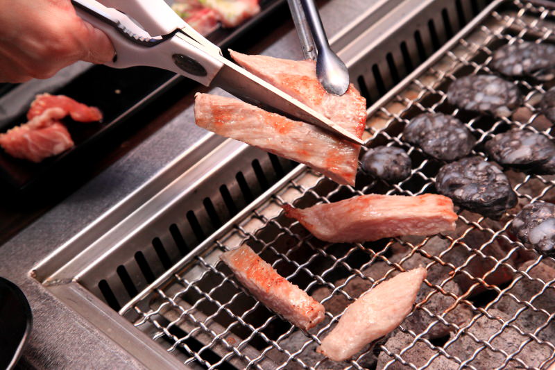 [桃園內壢]桃園燒烤吃到飽推薦，數十種食材隨你吃到飽，I PAD點餐絕不漏單！一燒十味昭和園-內壢省桃店 - 大手牽小手。玩樂趣