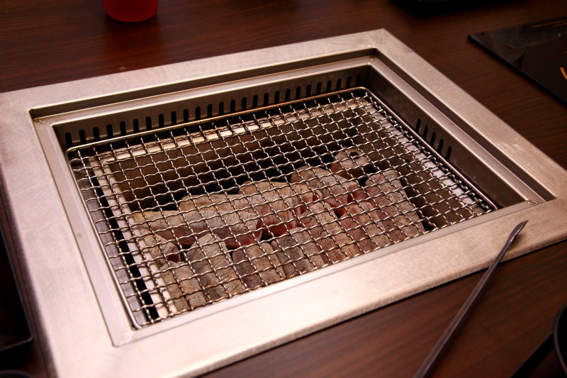 [桃園內壢]桃園燒烤吃到飽推薦，數十種食材隨你吃到飽，I PAD點餐絕不漏單！一燒十味昭和園-內壢省桃店 - 大手牽小手。玩樂趣