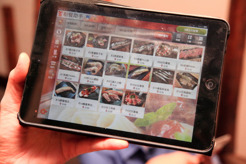 [桃園內壢]桃園燒烤吃到飽推薦，數十種食材隨你吃到飽，I PAD點餐絕不漏單！一燒十味昭和園-內壢省桃店 - 大手牽小手。玩樂趣