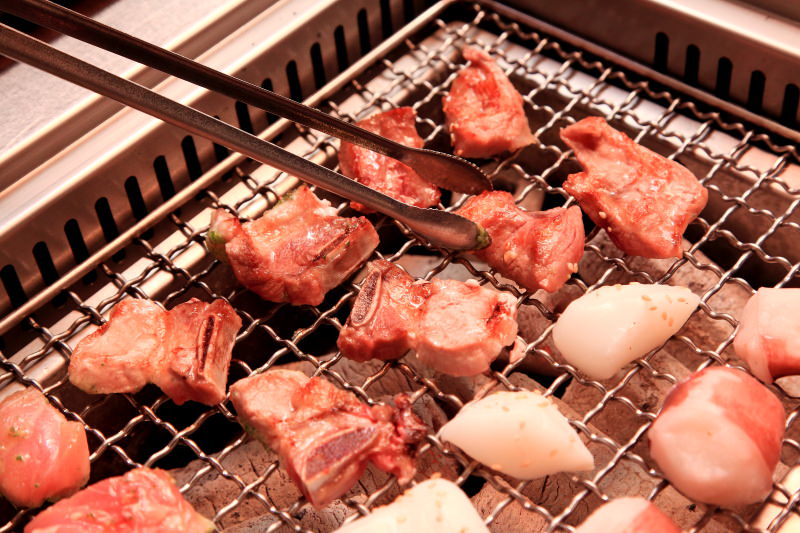 [桃園內壢]桃園燒烤吃到飽推薦，數十種食材隨你吃到飽，I PAD點餐絕不漏單！一燒十味昭和園-內壢省桃店 - 大手牽小手。玩樂趣