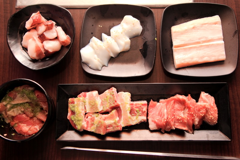 [桃園內壢]桃園燒烤吃到飽推薦，數十種食材隨你吃到飽，I PAD點餐絕不漏單！一燒十味昭和園-內壢省桃店 - 大手牽小手。玩樂趣