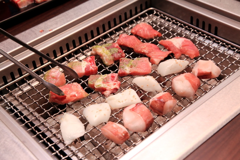 [桃園內壢]桃園燒烤吃到飽推薦，數十種食材隨你吃到飽，I PAD點餐絕不漏單！一燒十味昭和園-內壢省桃店 - 大手牽小手。玩樂趣