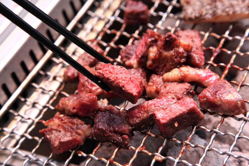 [桃園內壢]桃園燒烤吃到飽推薦，數十種食材隨你吃到飽，I PAD點餐絕不漏單！一燒十味昭和園-內壢省桃店 - 大手牽小手。玩樂趣