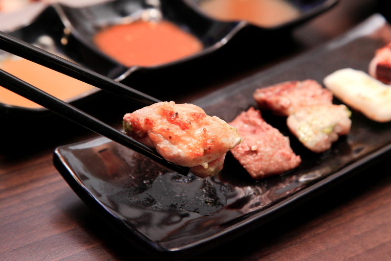 [桃園內壢]桃園燒烤吃到飽推薦，數十種食材隨你吃到飽，I PAD點餐絕不漏單！一燒十味昭和園-內壢省桃店 - 大手牽小手。玩樂趣