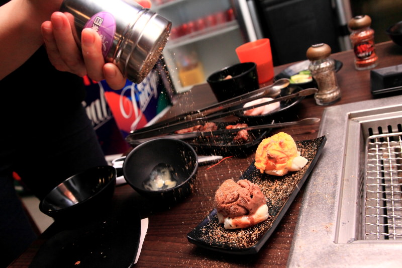 [桃園內壢]桃園燒烤吃到飽推薦，數十種食材隨你吃到飽，I PAD點餐絕不漏單！一燒十味昭和園-內壢省桃店 - 大手牽小手。玩樂趣