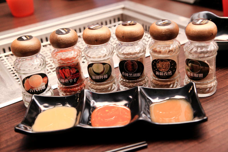 [桃園內壢]桃園燒烤吃到飽推薦，數十種食材隨你吃到飽，I PAD點餐絕不漏單！一燒十味昭和園-內壢省桃店 - 大手牽小手。玩樂趣