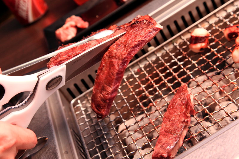 [桃園內壢]桃園燒烤吃到飽推薦，數十種食材隨你吃到飽，I PAD點餐絕不漏單！一燒十味昭和園-內壢省桃店 - 大手牽小手。玩樂趣