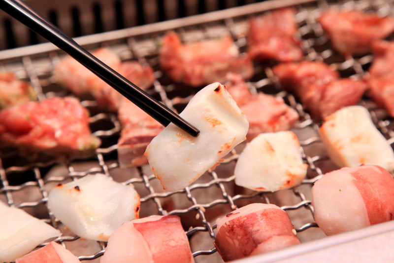 [桃園內壢]桃園燒烤吃到飽推薦，數十種食材隨你吃到飽，I PAD點餐絕不漏單！一燒十味昭和園-內壢省桃店 - 大手牽小手。玩樂趣