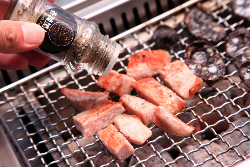 [桃園內壢]桃園燒烤吃到飽推薦，數十種食材隨你吃到飽，I PAD點餐絕不漏單！一燒十味昭和園-內壢省桃店 - 大手牽小手。玩樂趣