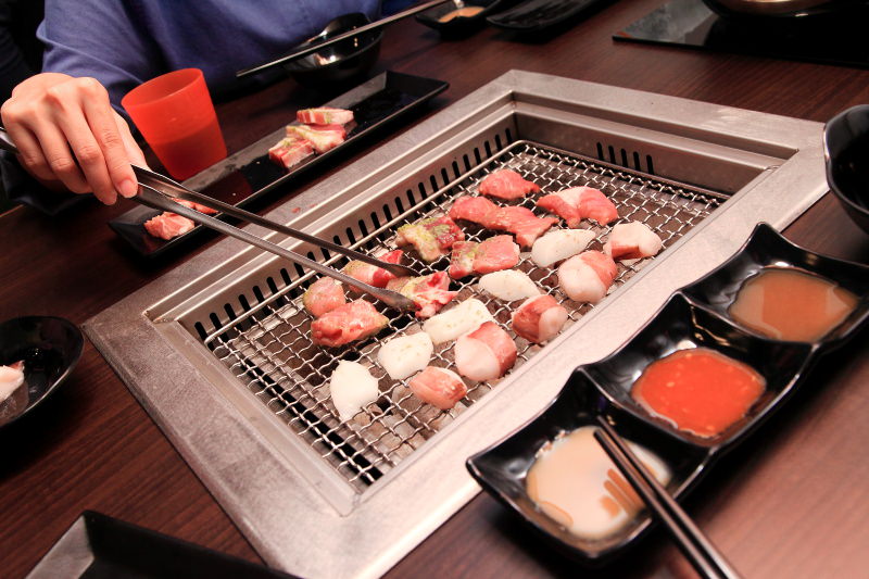 [桃園內壢]桃園燒烤吃到飽推薦，數十種食材隨你吃到飽，I PAD點餐絕不漏單！一燒十味昭和園-內壢省桃店 - 大手牽小手。玩樂趣