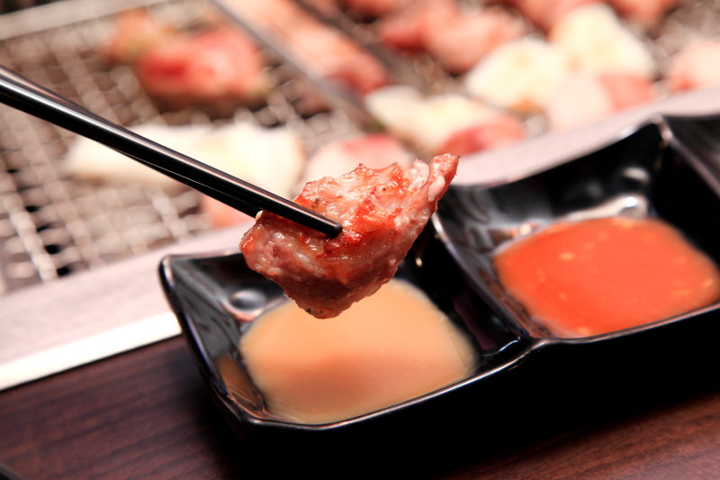 [桃園內壢]桃園燒烤吃到飽推薦，數十種食材隨你吃到飽，I PAD點餐絕不漏單！一燒十味昭和園-內壢省桃店 - 大手牽小手。玩樂趣