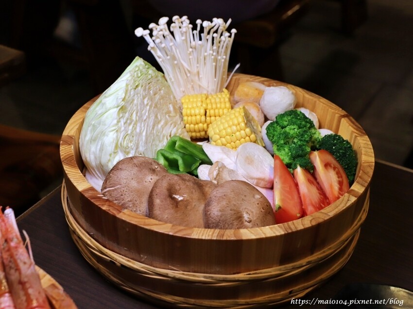 桃園中壢美食｜一燒十味昭和園內壢省桃店～火烤兩吃吃到飽、龍蝦吃到飽，自助吧冷飲、冰淇淋無限供應