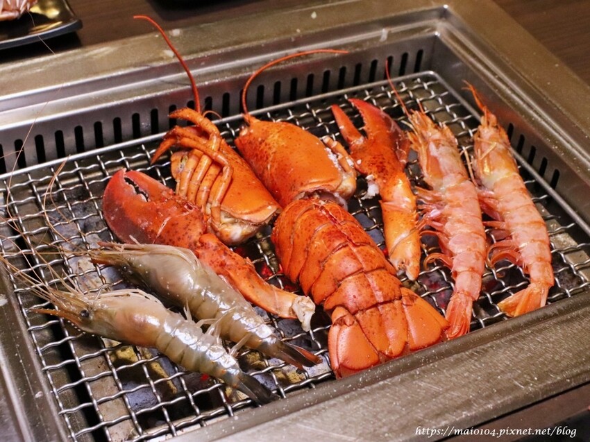 桃園中壢美食｜一燒十味昭和園內壢省桃店～火烤兩吃吃到飽、龍蝦吃到飽，自助吧冷飲、冰淇淋無限供應