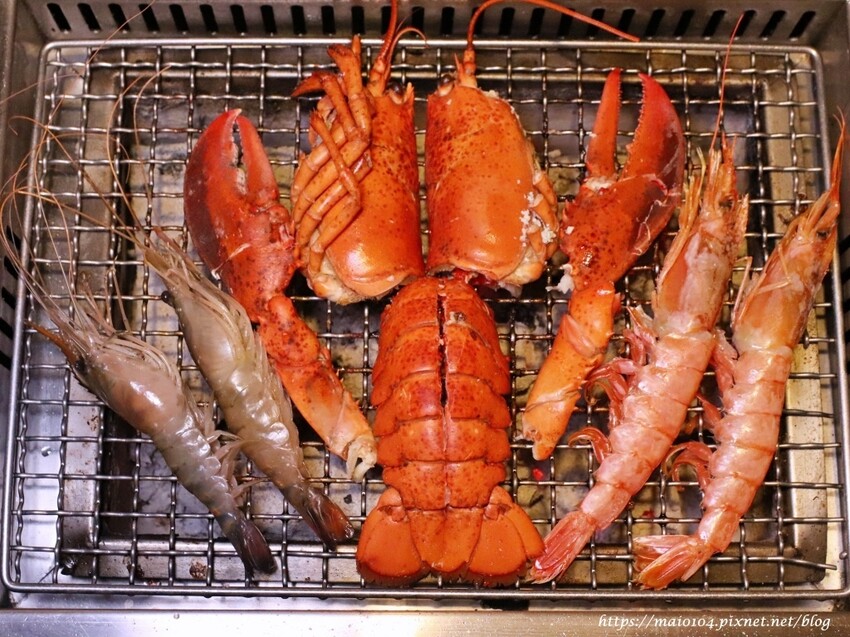桃園中壢美食｜一燒十味昭和園內壢省桃店～火烤兩吃吃到飽、龍蝦吃到飽，自助吧冷飲、冰淇淋無限供應