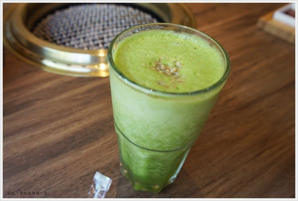 茶六燒肉-29-綠色蔬果汁.JPG