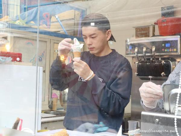 藍箱處 Blue Box - 分子冰淇淋雞蛋仔:台中美食│藍箱處 Blue Box〃一中商圈創意冰淇淋超吸睛!!超夢幻美人魚霜淇淋、獨角獸霜淇淋~